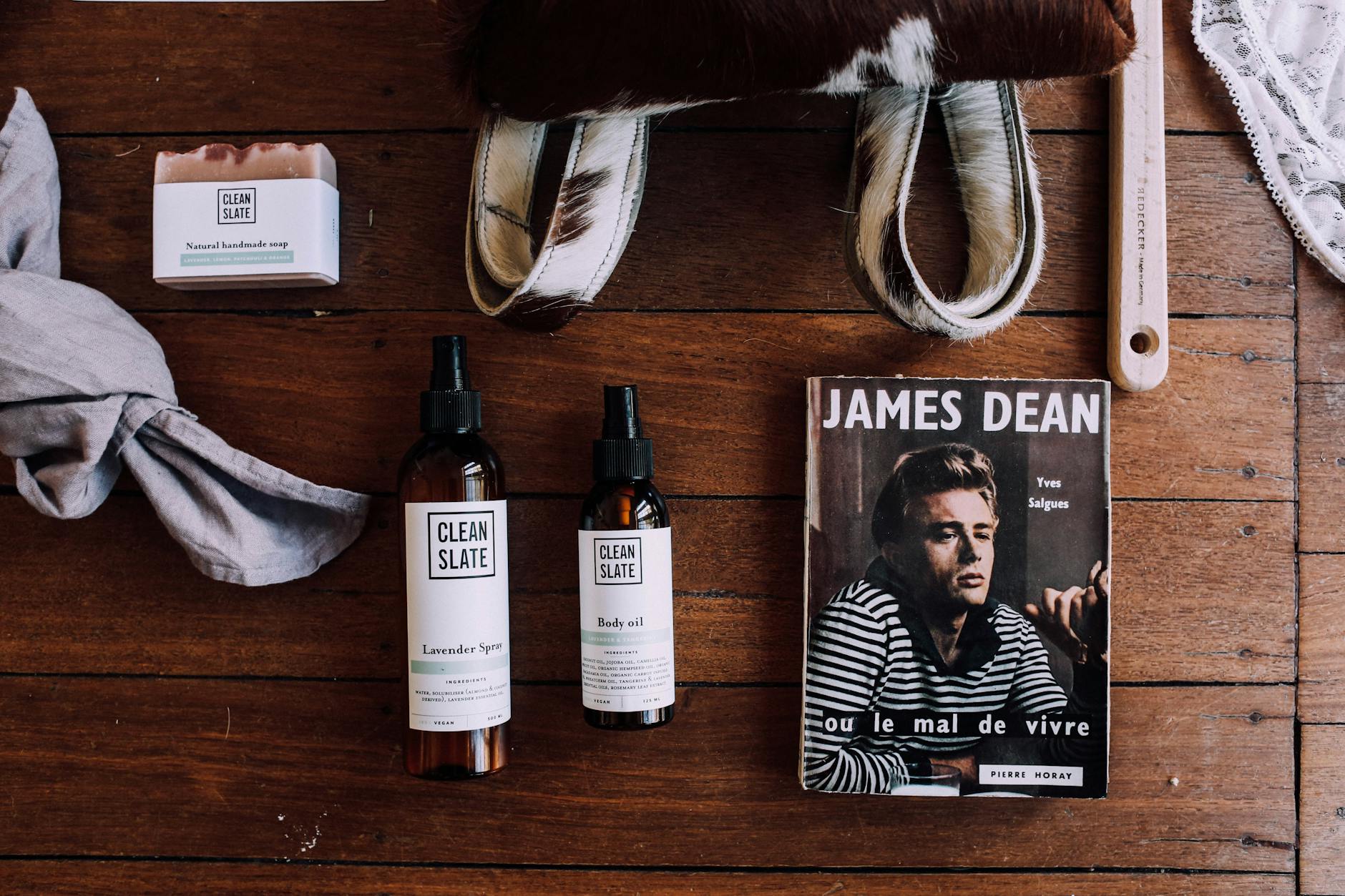 Kosmetyki, magazyn i akcesoria rozłożone na drewnianym blacie