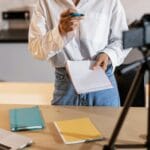 Vloger nagrywa pierwszy wpis blogowy z notatkami i laptopem