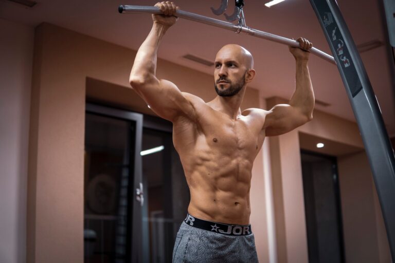 Trening pleców w domu bez drążka: jak zaangażować najszerszy grzbietu bez podciągania